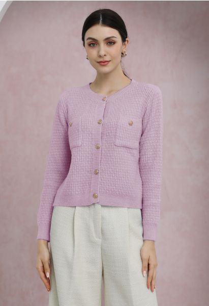 Cardigan boutonné en tricot à pois en relief avec poche plaquée en lilas