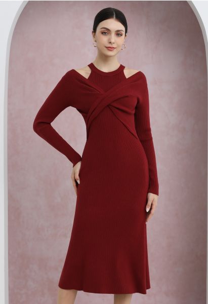 Robe mi-longue en tricot à découpes et devant croisé en rouge