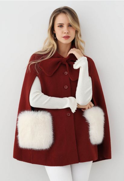 Manteau cape en tricot boutonné avec poche en fausse fourrure et décor de nœud papillon en rouge