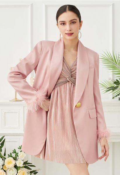 Blazer en satin à col châle et manchettes en plumes