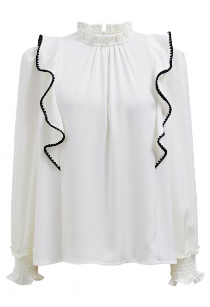 Chemise à manches bouffantes et volants à surpiqûres noires en blanc