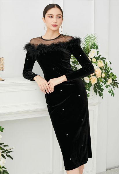 Robe mi-longue en velours avec plumes et strass