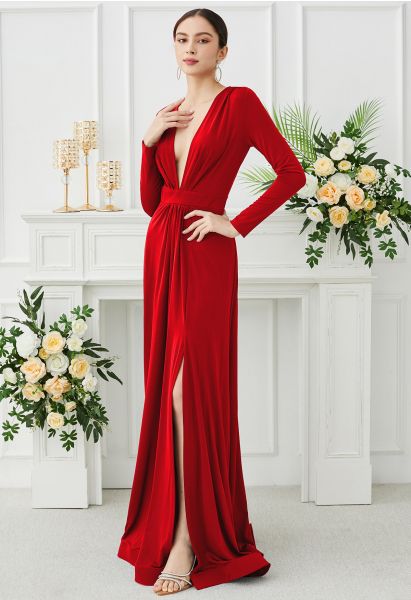 Robe longue fendue devant à décolleté en V profond en rouge