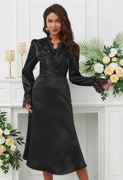 Robe mi-longue froncée en satin à taille haute avec bordure en dentelle en noir