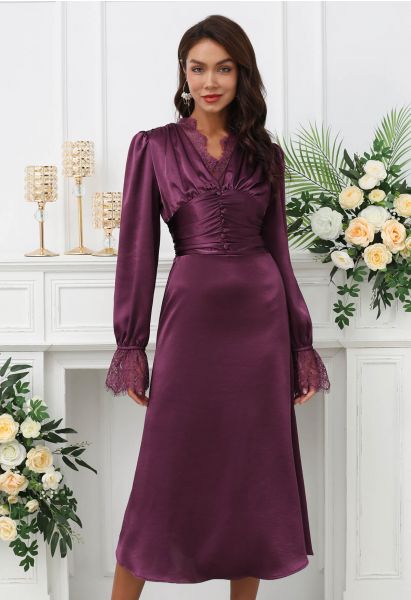 Robe mi-longue en satin taille haute froncée avec bordure en dentelle prune