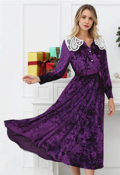 Robe mi-longue en velours à col en dentelle et à volants en violet