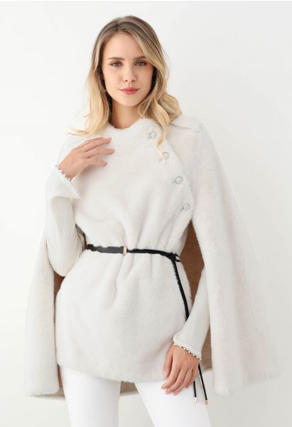 Manteau cape en fausse fourrure avec boutons en strass en ivoire