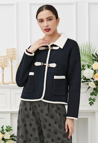 Cardigan en tricot noir avec fermeture à mors contrastants