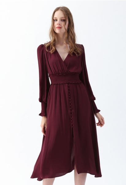 Robe mi-longue cache-cœur boutonnée en satiné couleur vin