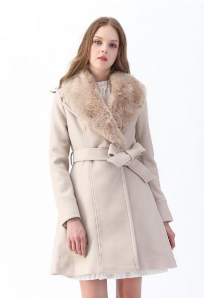 Manteau évasé ceinturé à col en fausse fourrure en rose nude