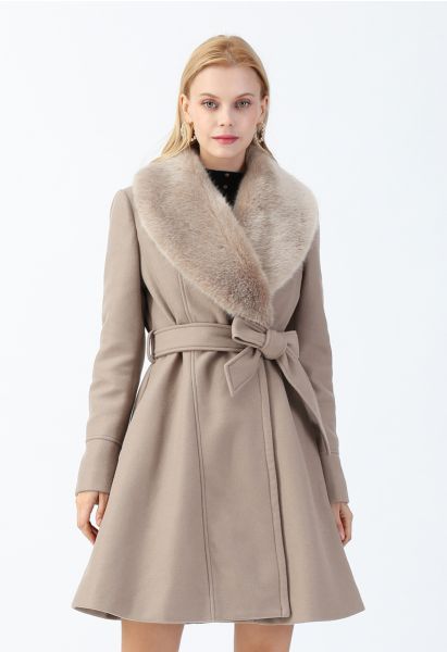 Manteau évasé ceinturé à col en fausse fourrure taupe