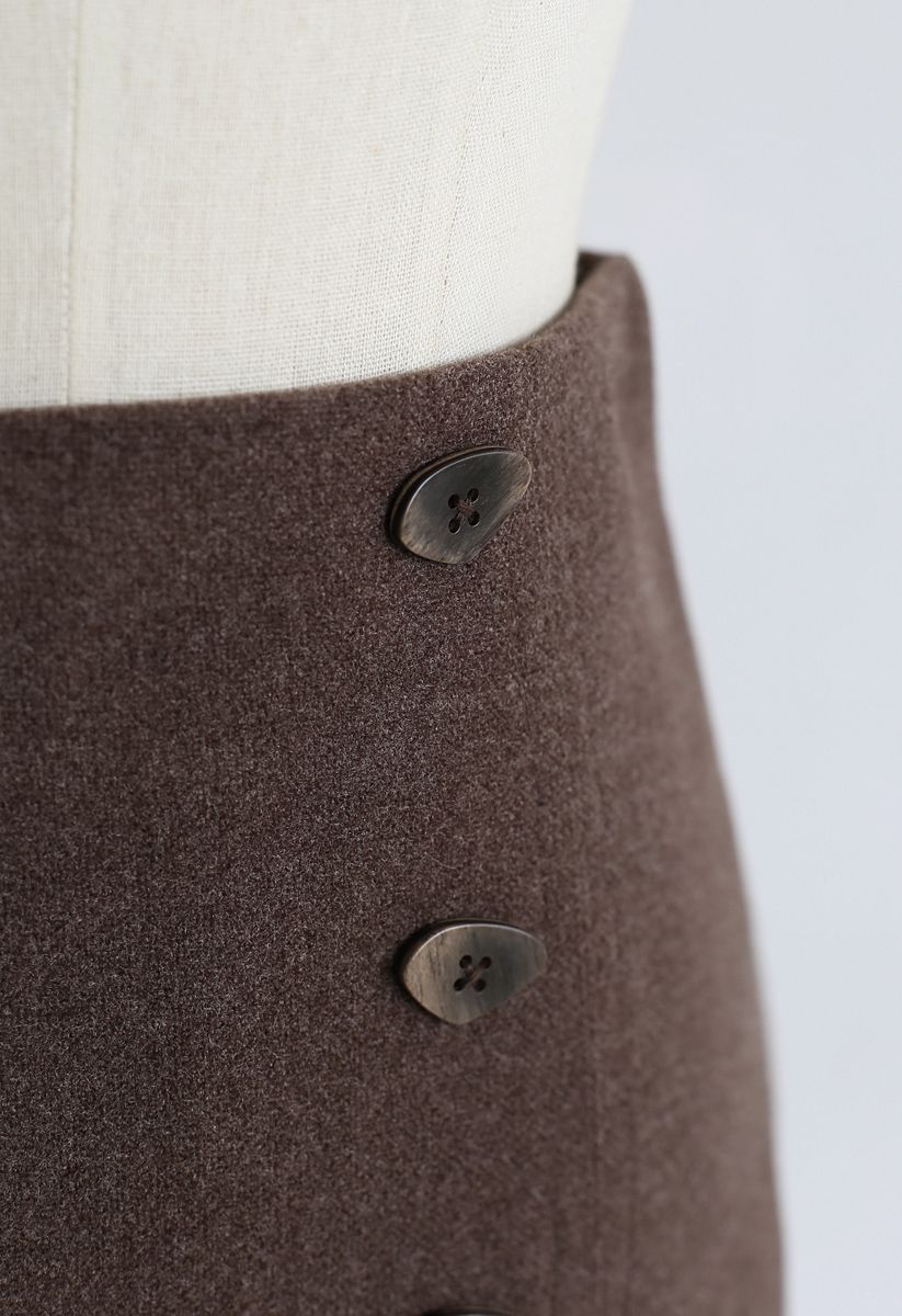 Mini-jupe en laine mélangée ornée de boutons irréguliers en caramel