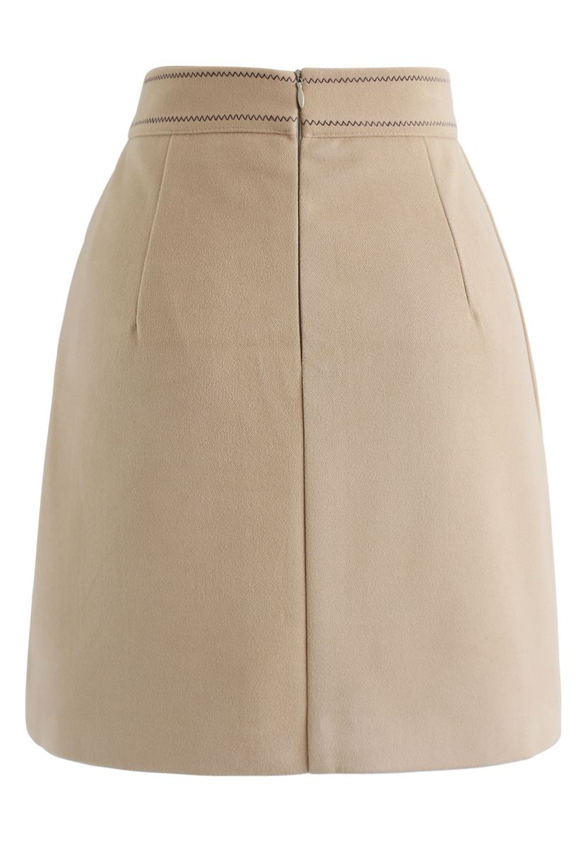 Mini-jupe boutonnée à poches contrastées en fauve
