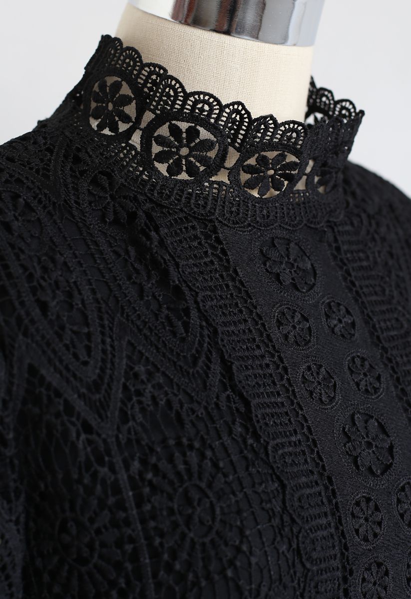 Robe à volants ceinturée au crochet floral en noir