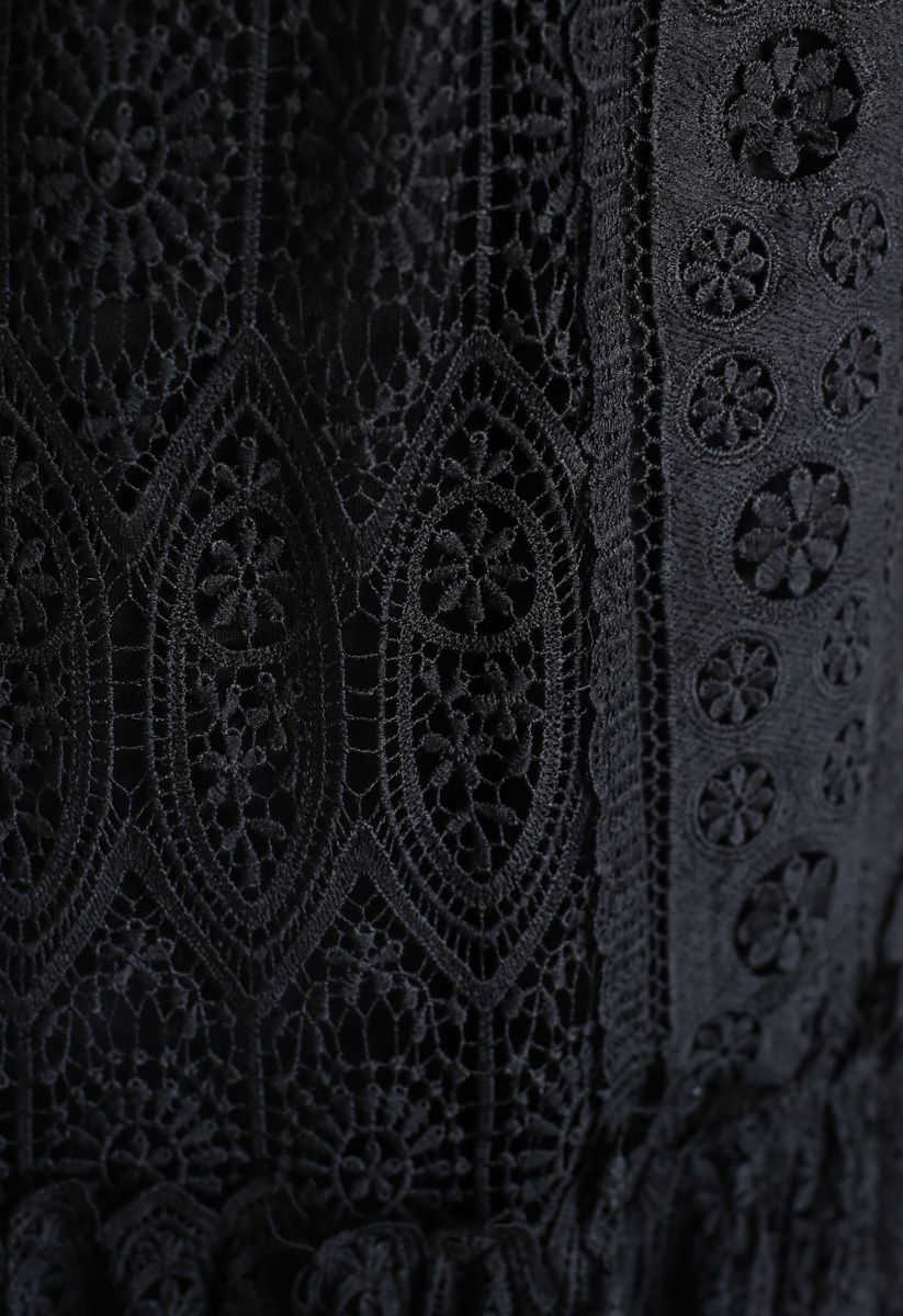 Robe à volants ceinturée au crochet floral en noir