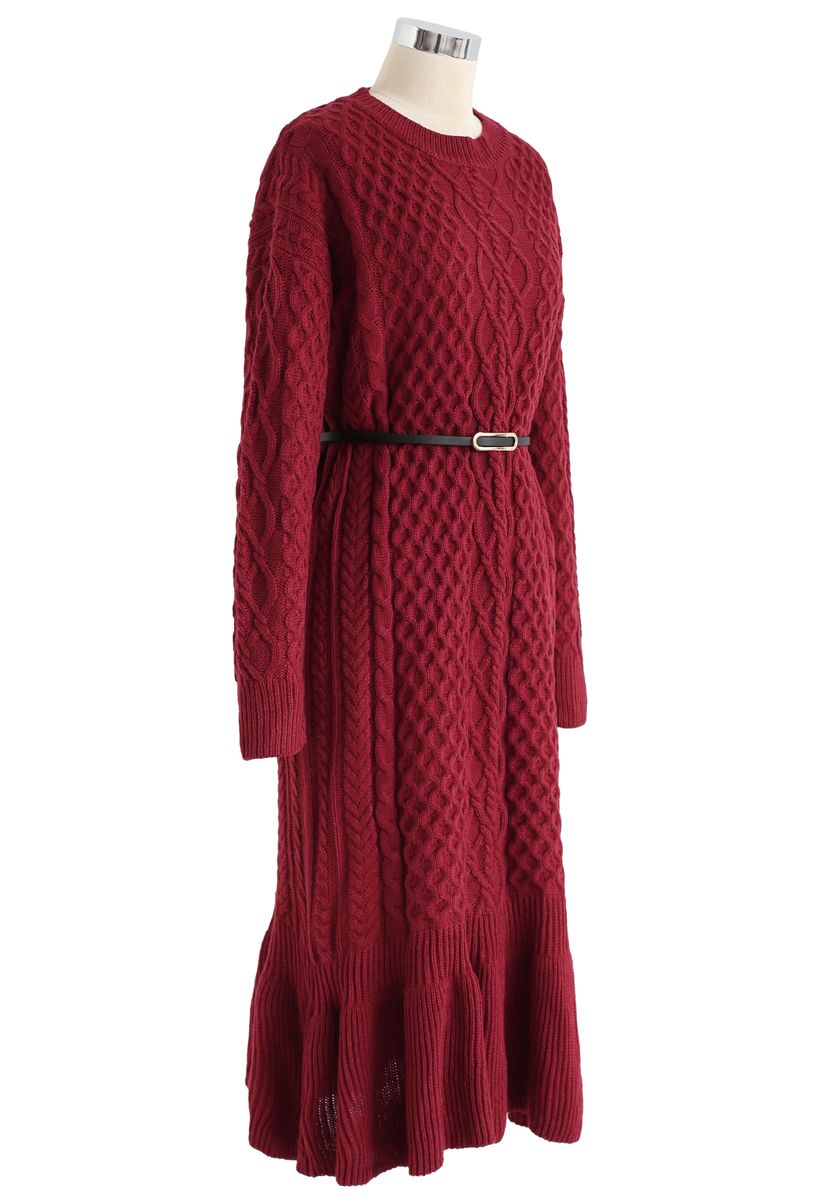 Robe en maille texturée tressée avec ceinture et ourlet à volants en rouge