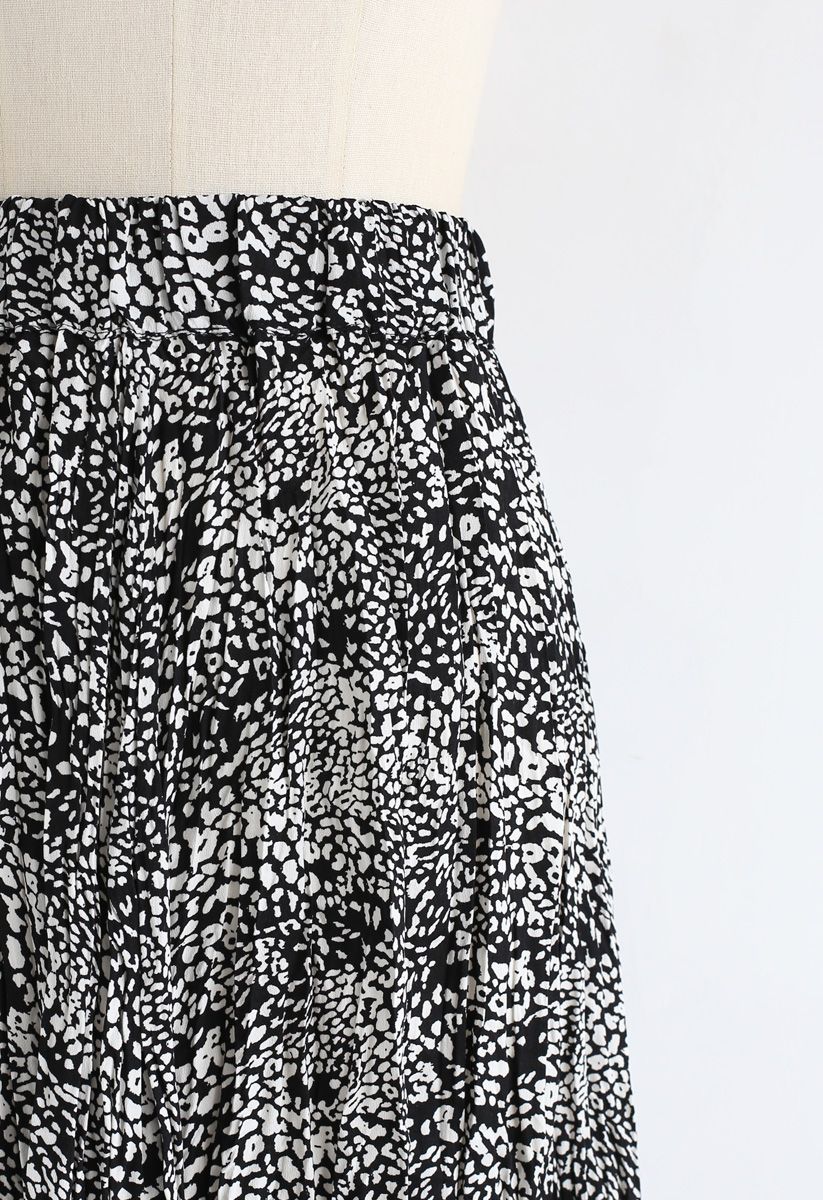 Jupe mi-longue plissée à imprimé léopard en noir