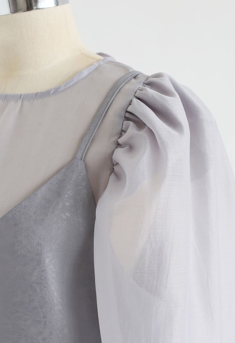 Ensemble haut semi-transparent à manches bouffantes et robe caraco en similicuir gris
