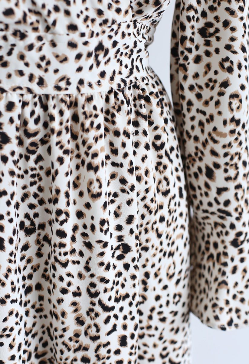 Robe longue fluide à col en V et imprimé léopard en ivoire
