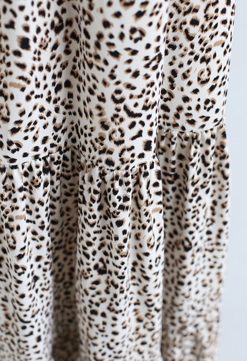 Robe longue fluide à col en V et imprimé léopard en ivoire