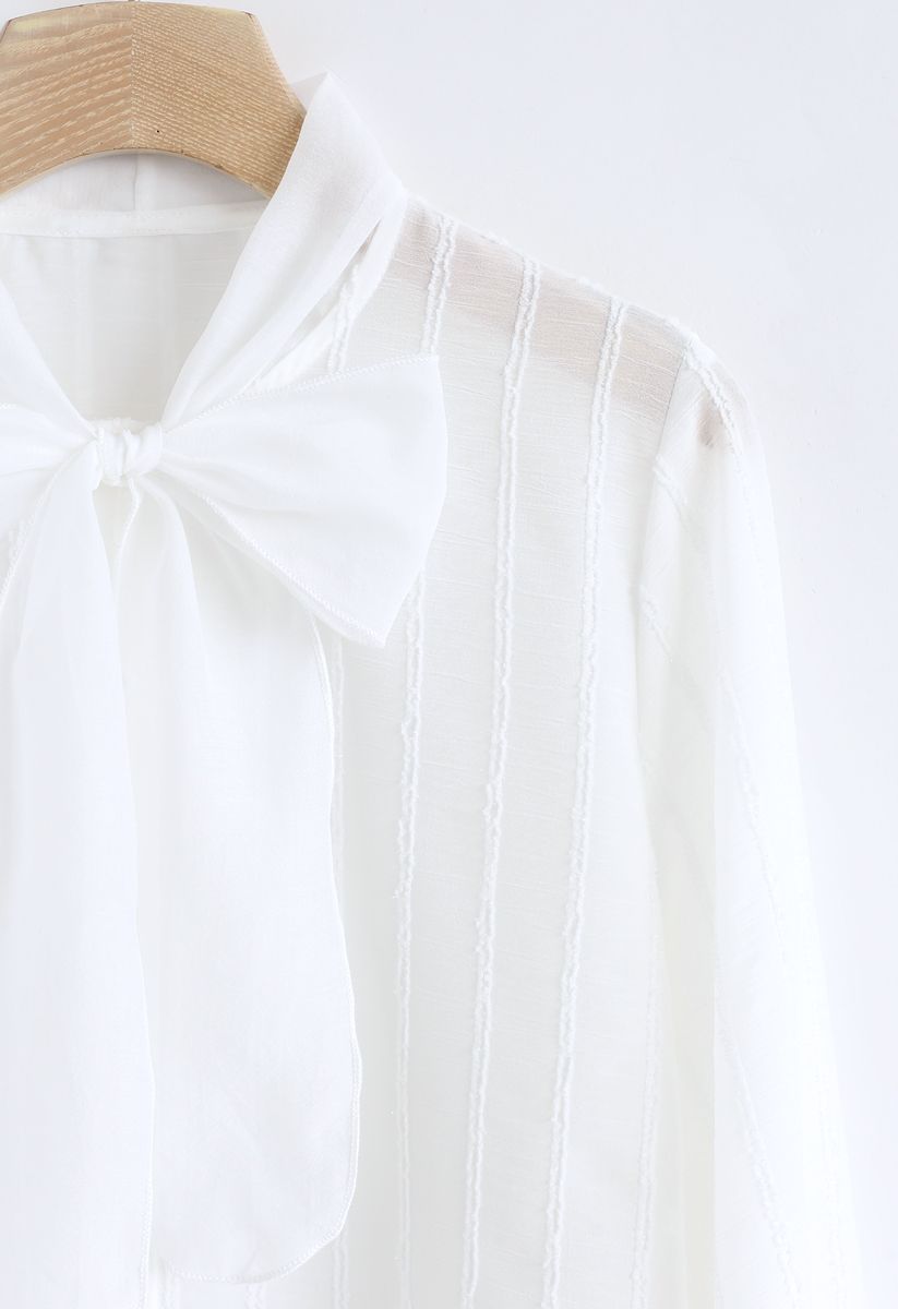 Chemise à manches parallèles en maille avec nœud papillon en blanc