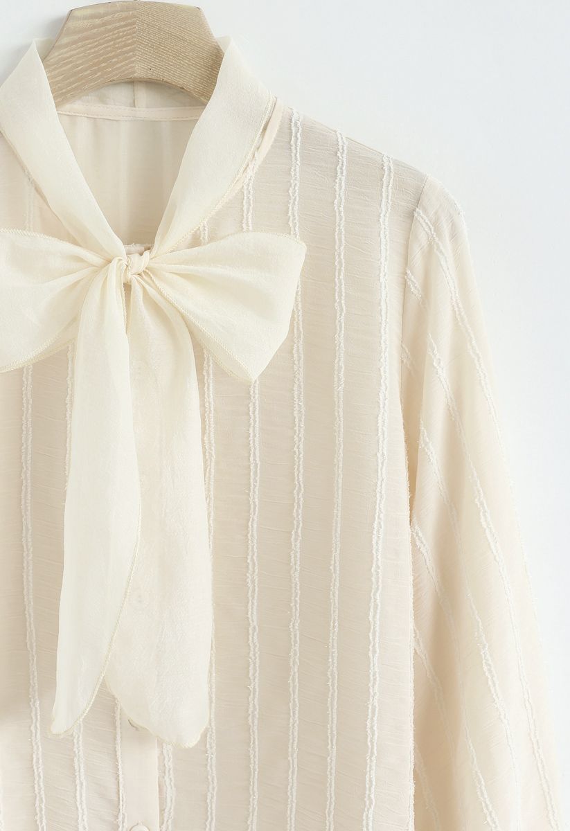 Chemise à manches parallèles en maille avec nœud papillon en crème