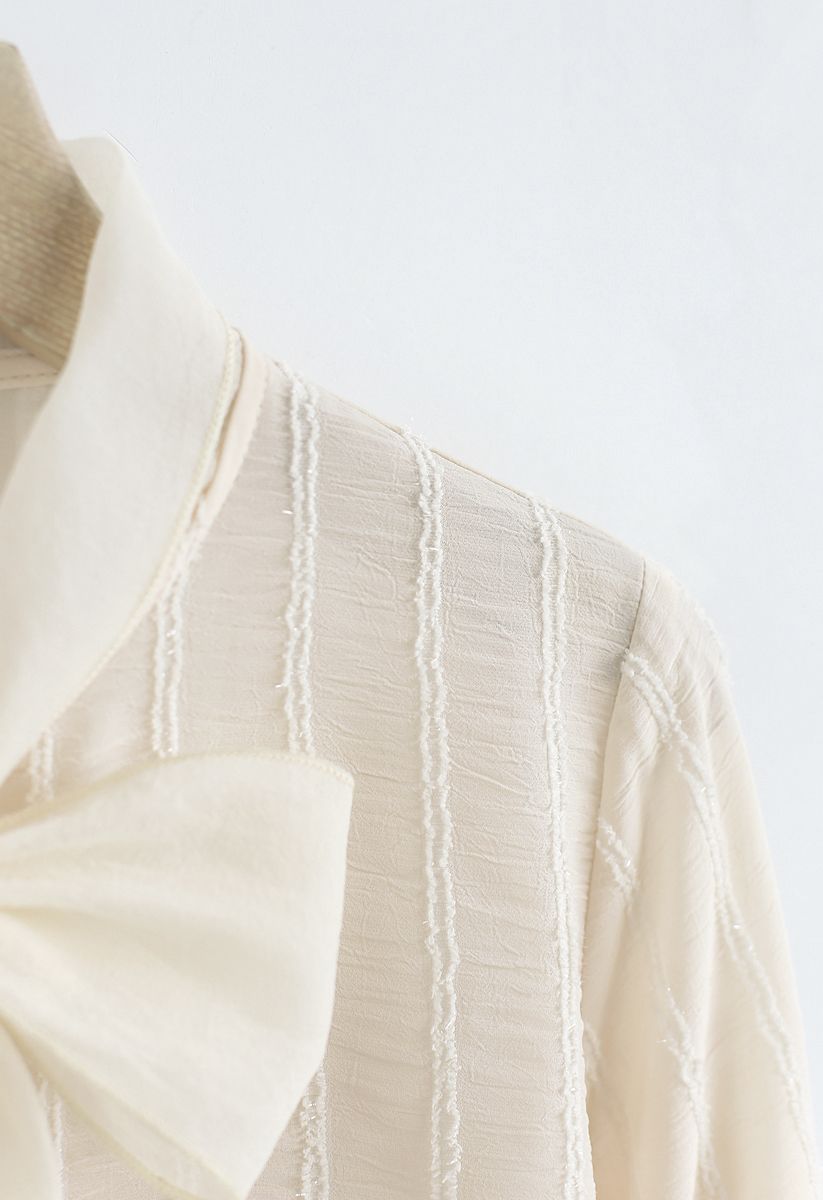 Chemise à manches parallèles en maille avec nœud papillon en crème