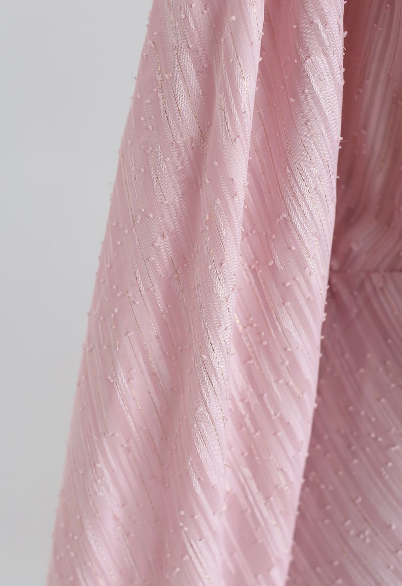 Robe mi-longue à manches bouffantes et lignes obliques en rose