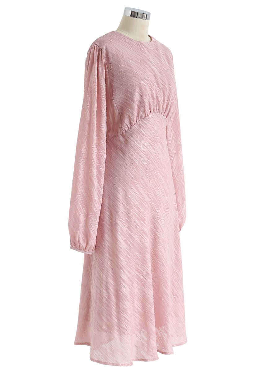 Robe mi-longue à manches bouffantes et lignes obliques en rose