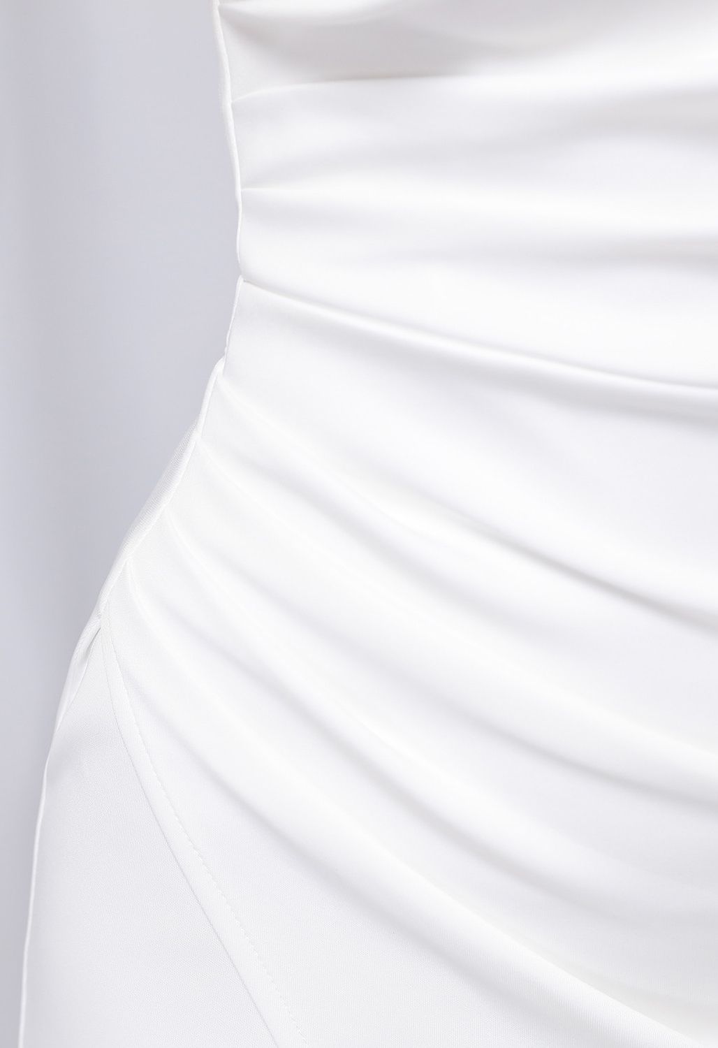 Robe fendue sur le devant à une seule bretelle en blanc