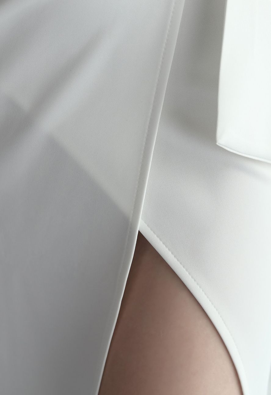 Robe plissée à taille haute et fente en blanc