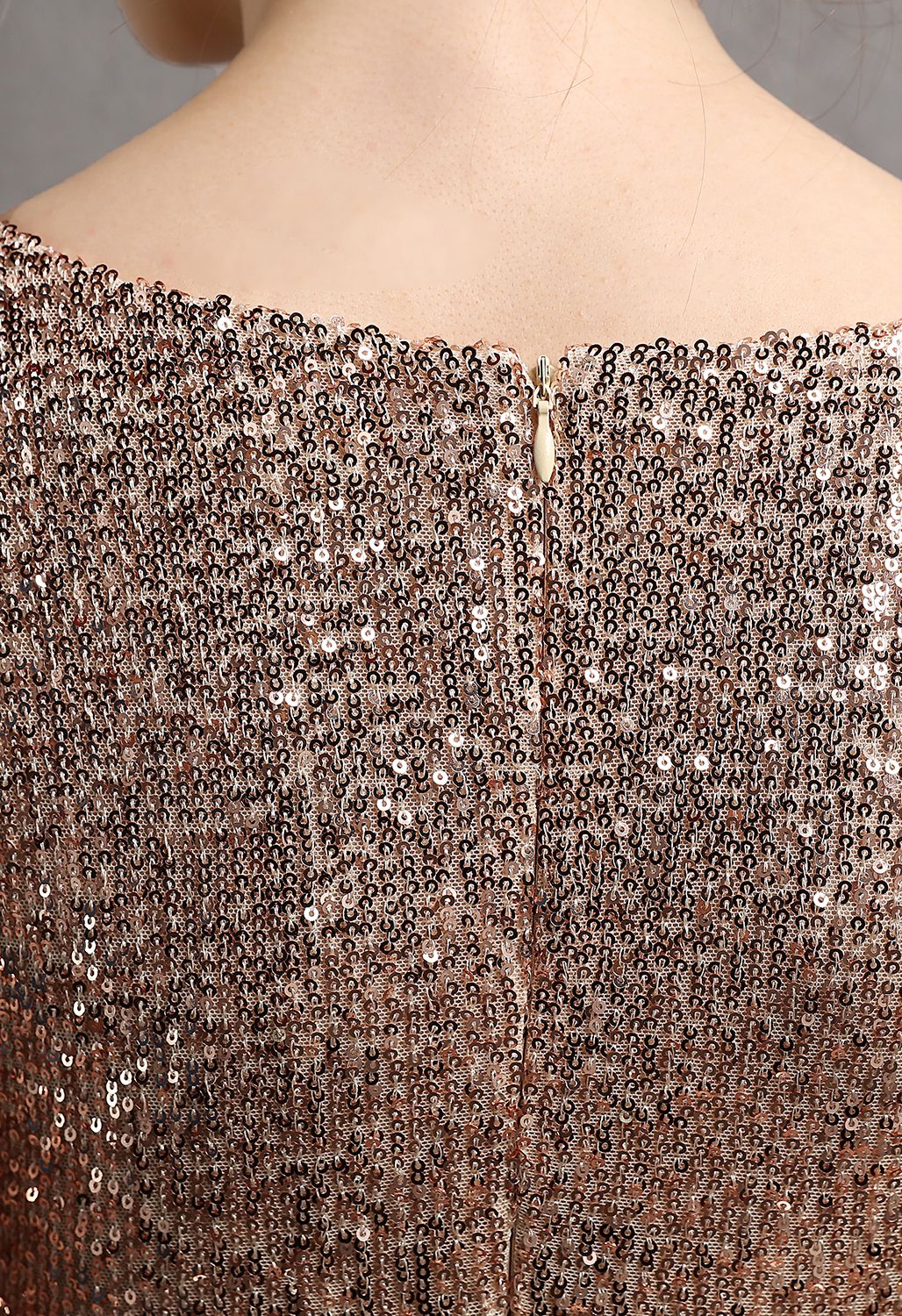 Robe cache-cœur scintillante à sequins et volants en taupe