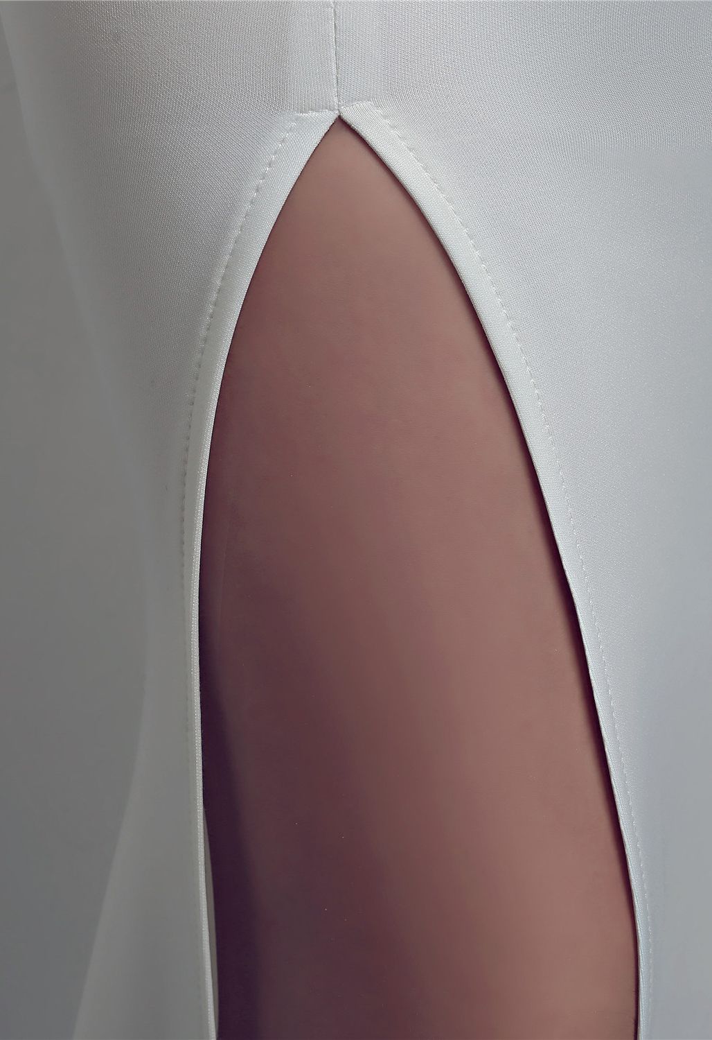 Robe caraco dos ouvert entrecroisée à taille perlée en blanc