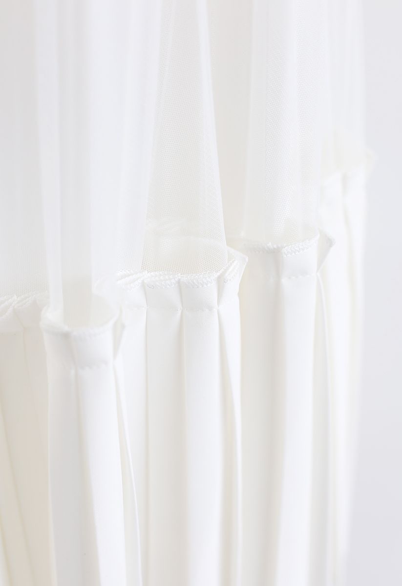 Jupe mi-longue plissée à ourlet asymétrique en maille en blanc