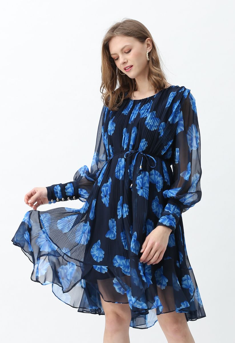 Robe en mousseline plissée à manches transparentes florales en bleu