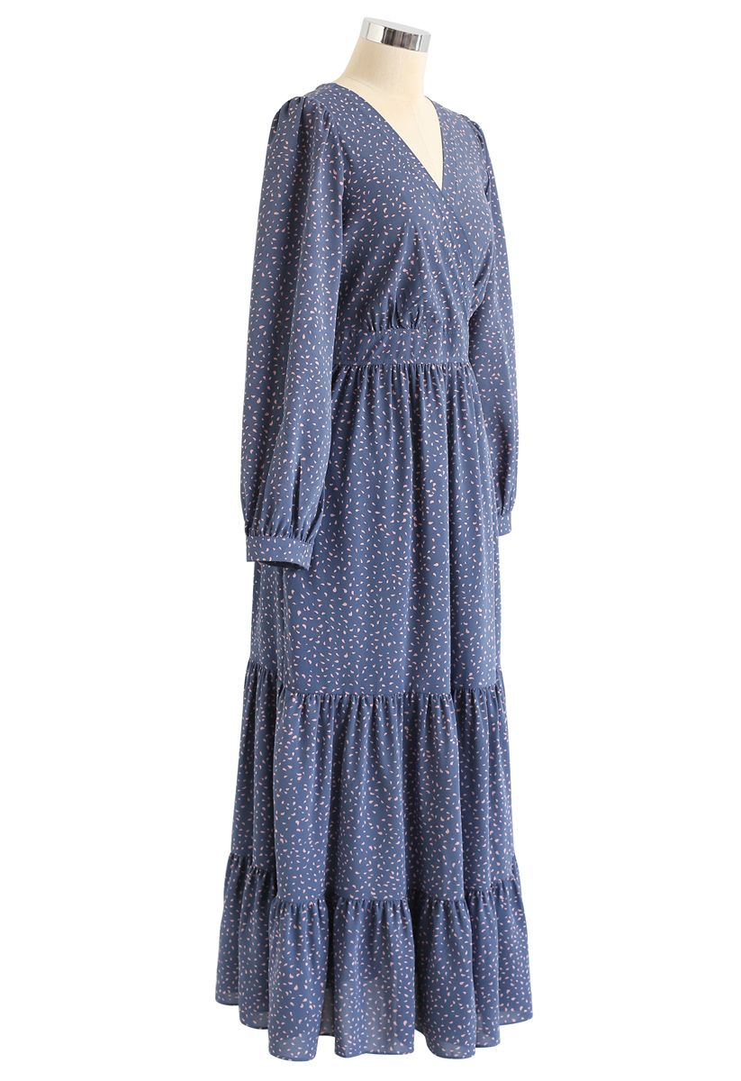 Robe longue cache-cœur à volants et imprimé pois en bleu