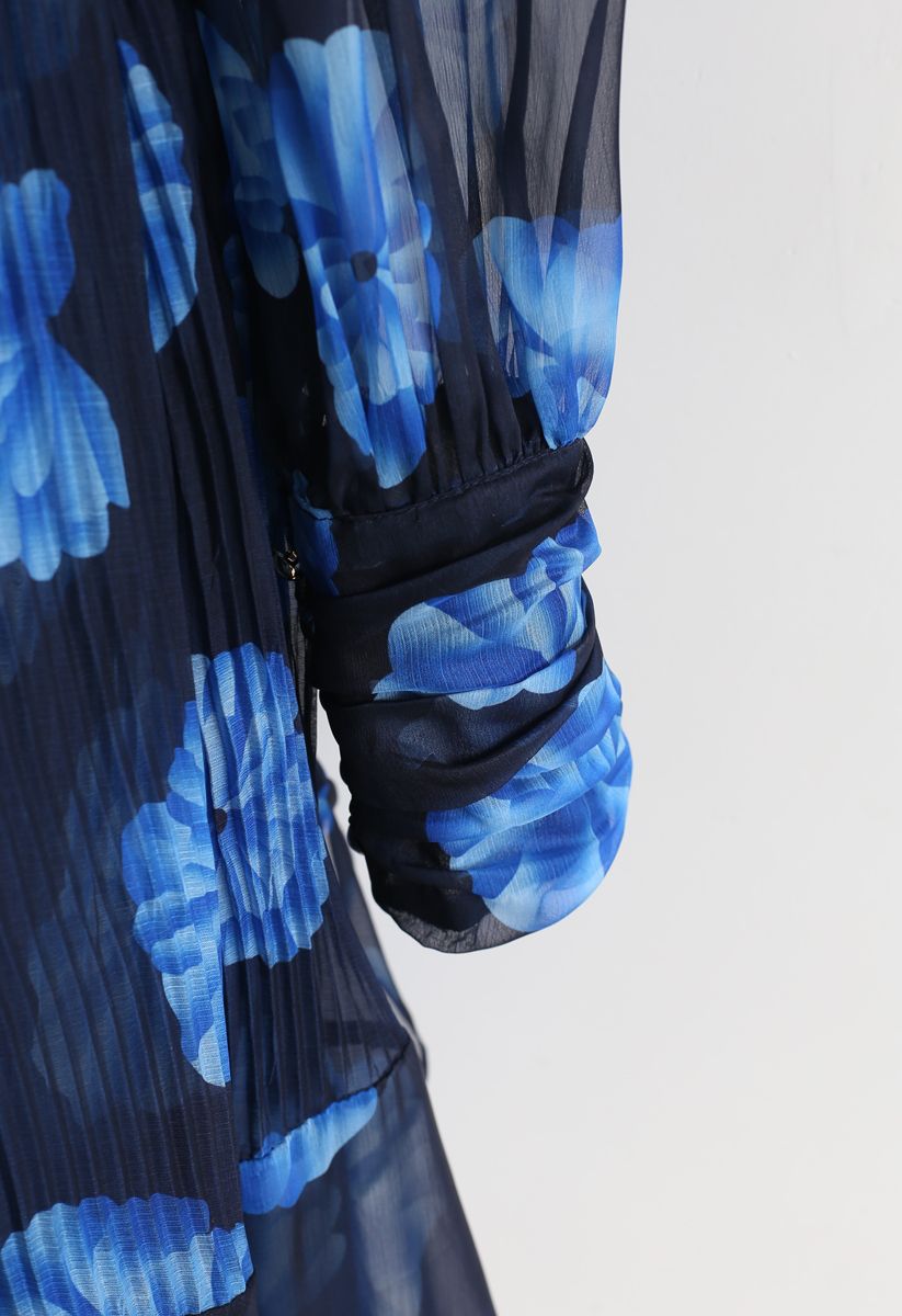 Robe en mousseline plissée à manches transparentes florales en bleu