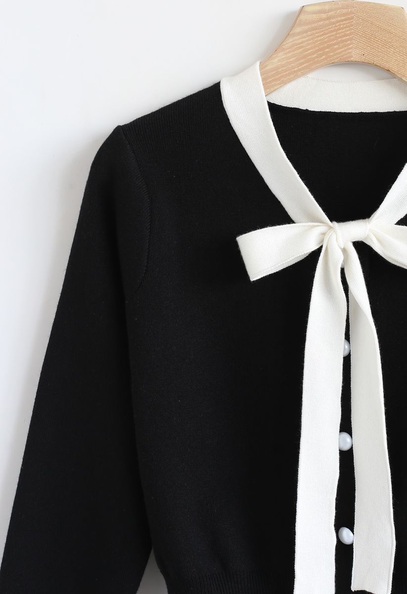 Pull en tricot boutonné avec nœud papillon en noir