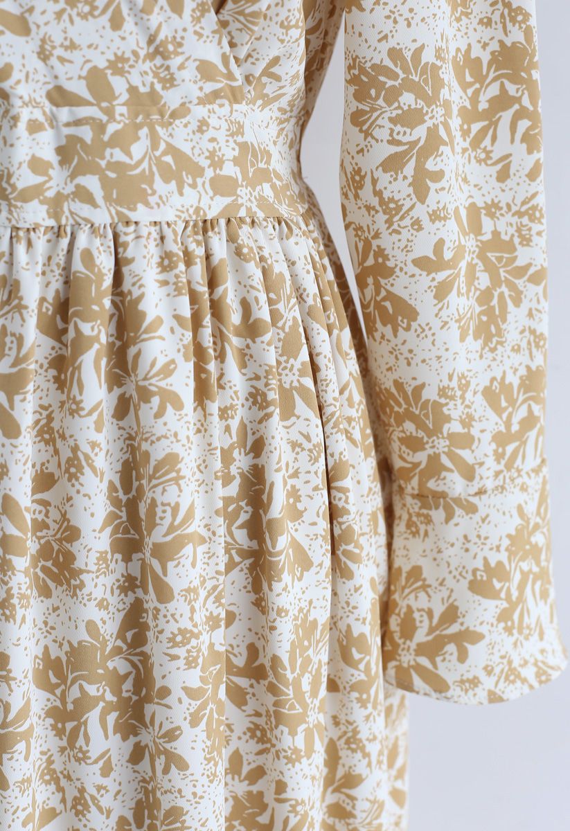 Robe longue portefeuille en mousseline imprimée Lily en blanc