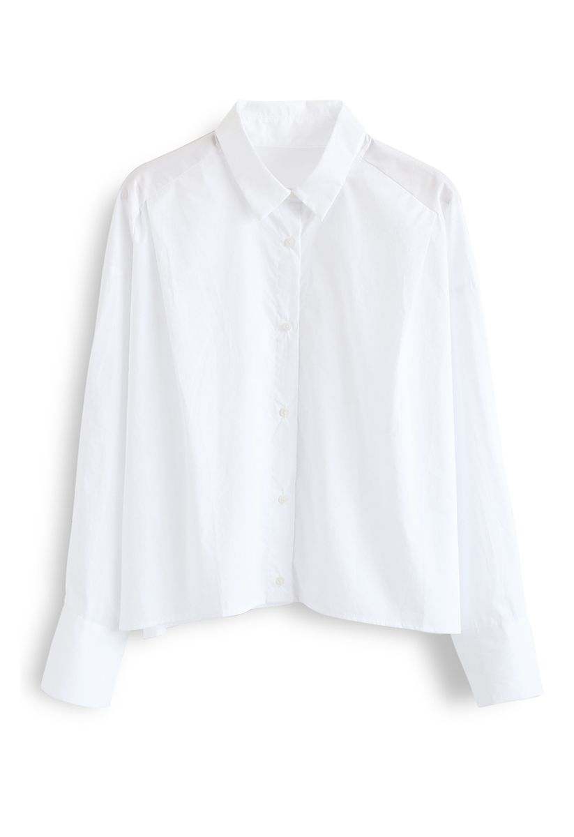 Chemise courte à manches boutonnées en blanc