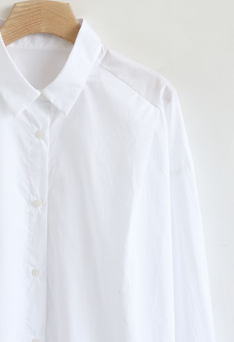 Chemise courte à manches boutonnées en blanc