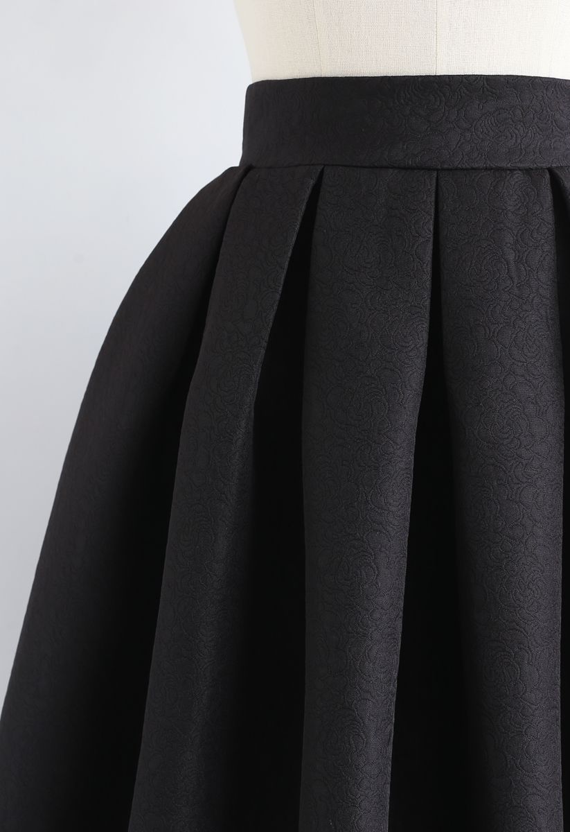 Jupe mi-longue trapèze plissée en jacquard en noir