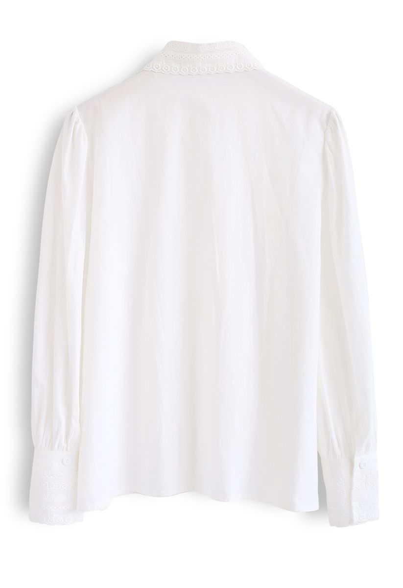 Chemise boutonnée à bordure crochetée en blanc