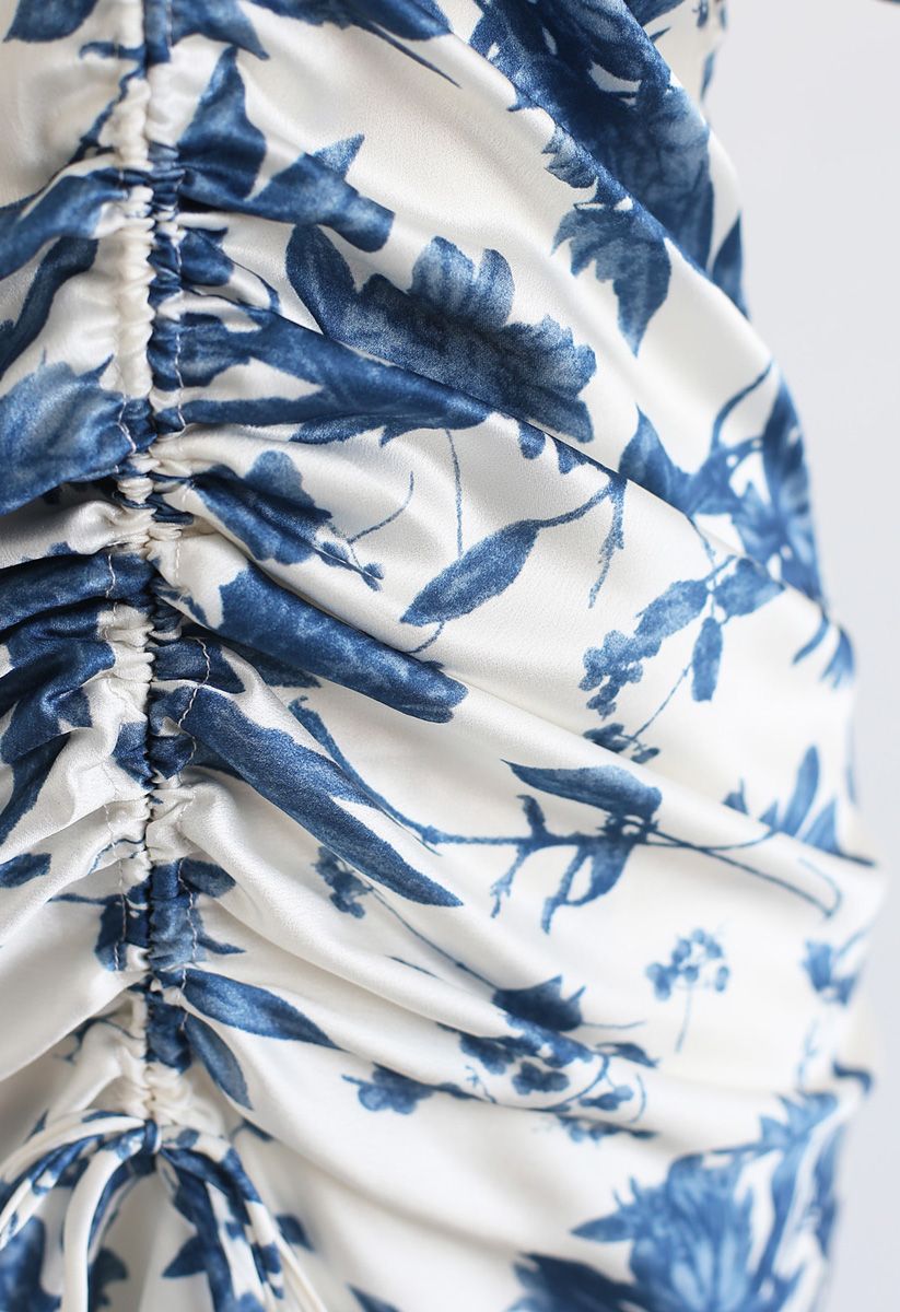 Robe à fleurs avec cordon de serrage et ourlet volanté en bleu marine