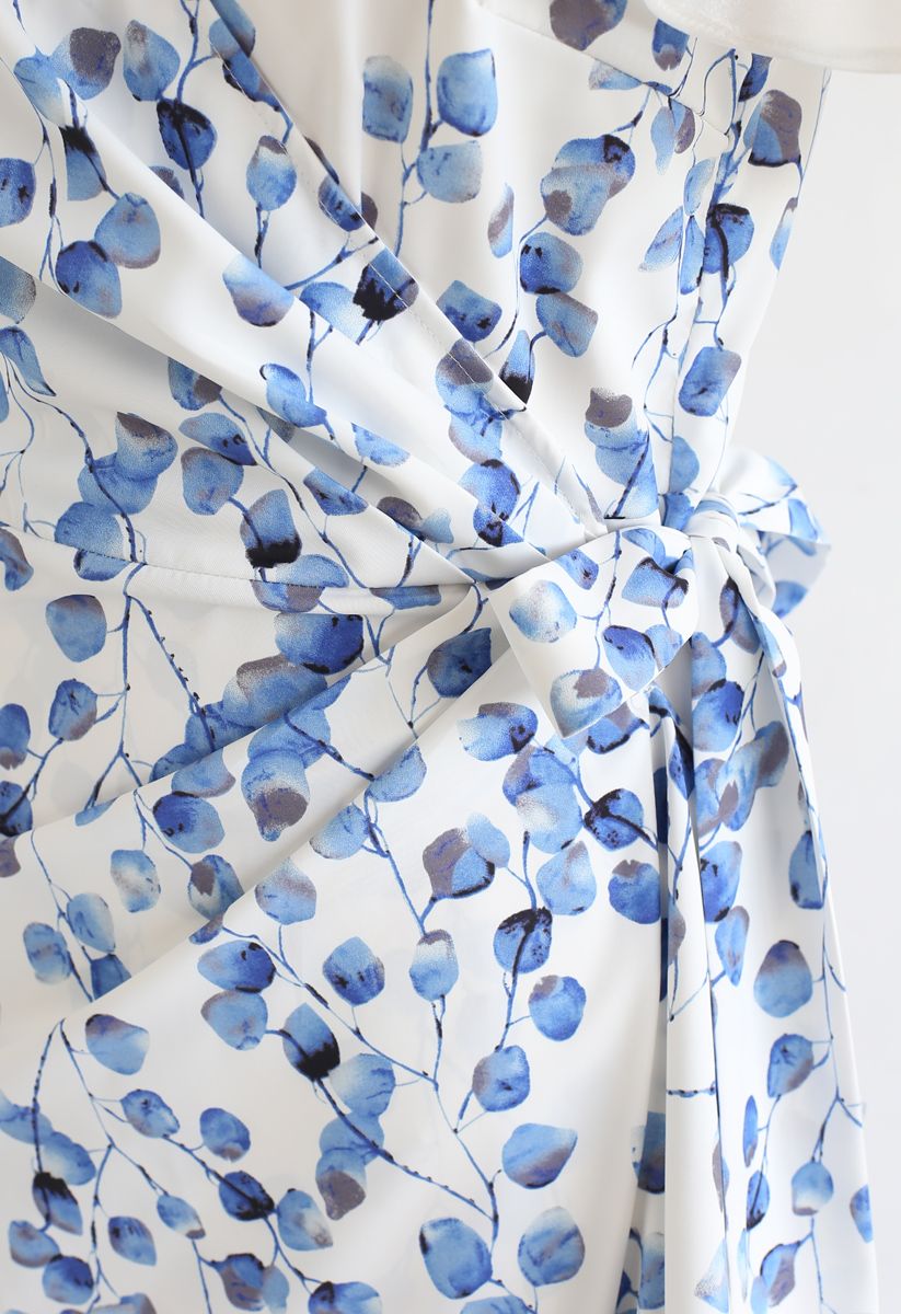 Robe caraco drapée à volants imprimé feuille bleue