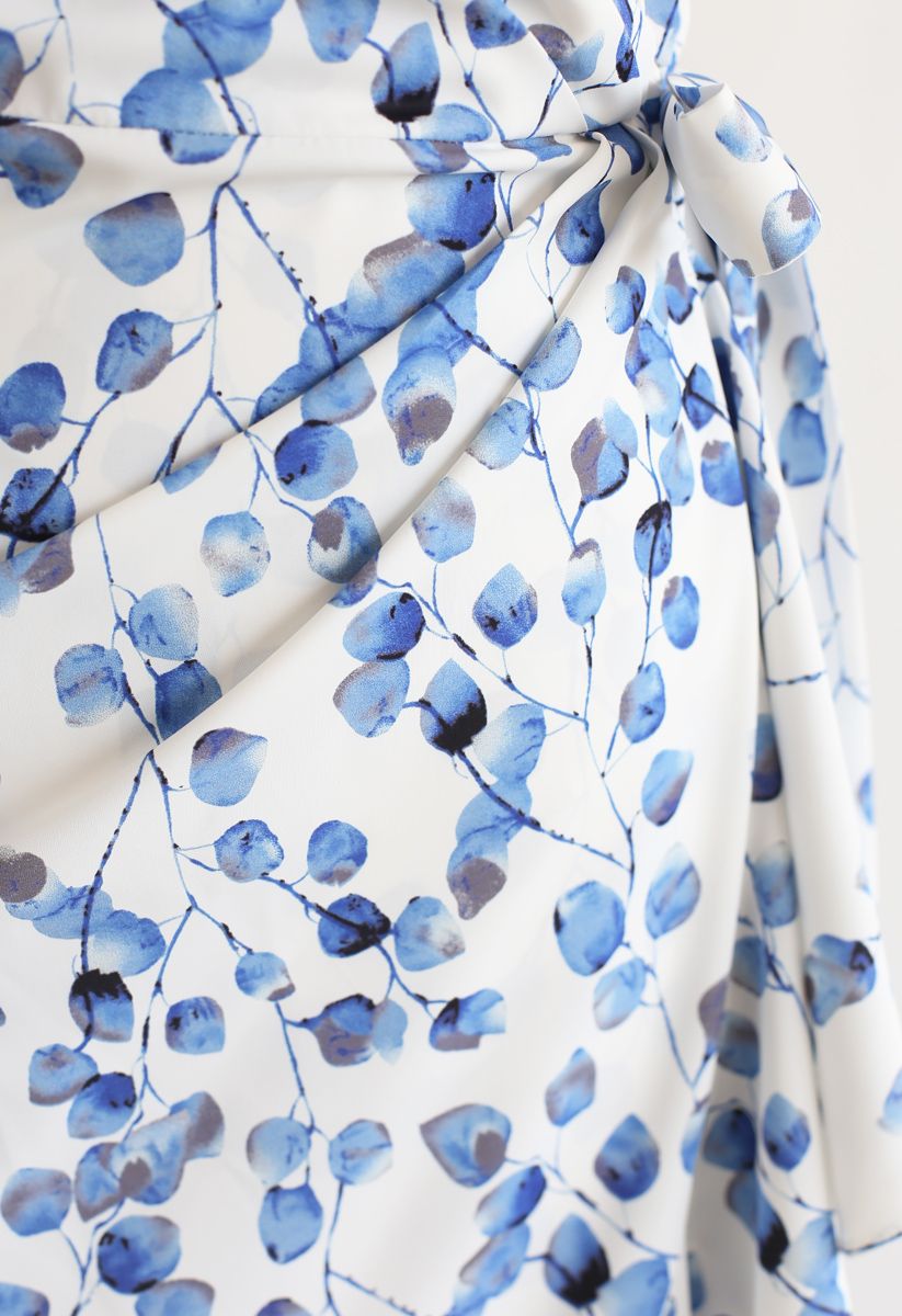 Robe caraco drapée à volants imprimé feuille bleue