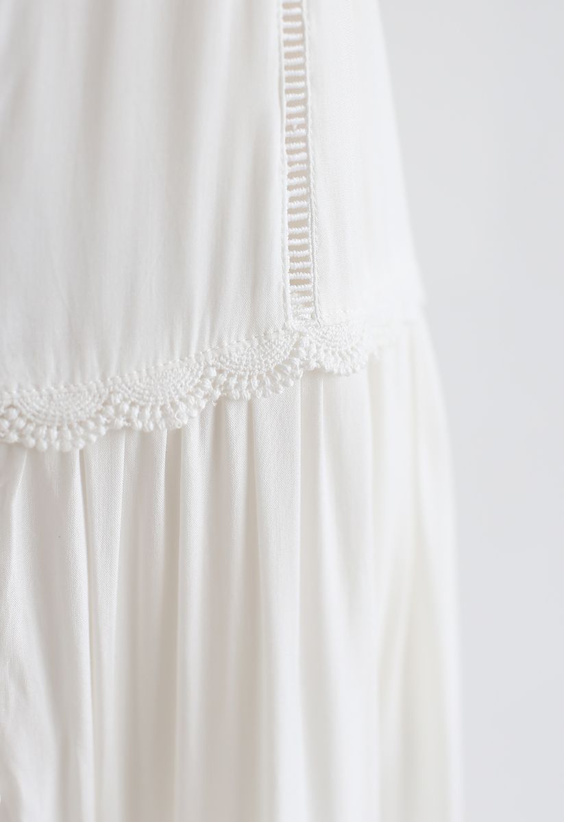 Robe longue sans manches boutonnée à bordures en crochet en blanc