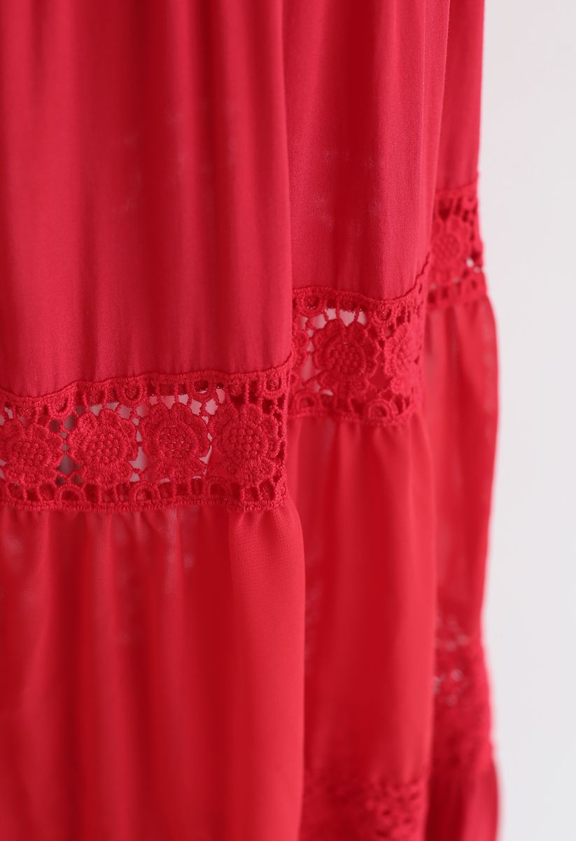 Robe longue sans manches boutonnée à bordures en crochet en rouge