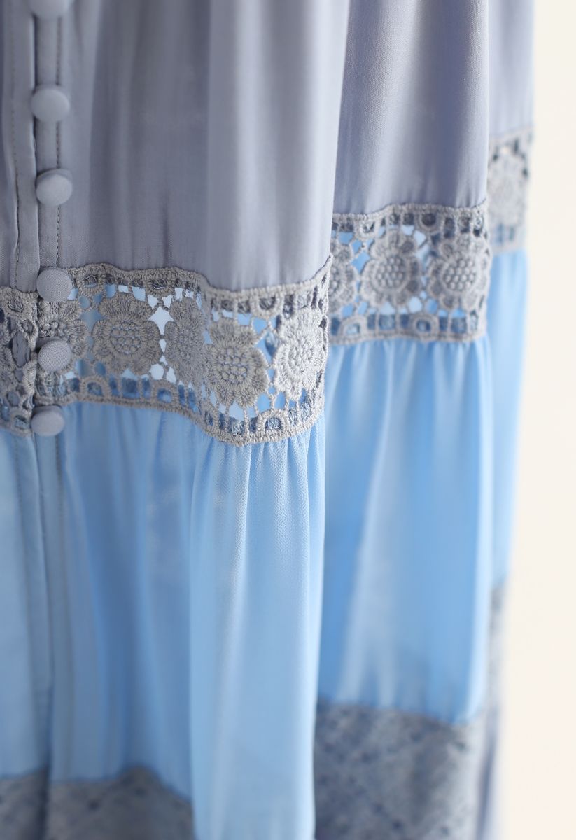 Robe longue sans manches boutonnée à bordures en crochet en bleu poussiéreux