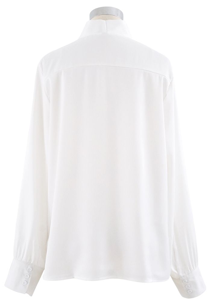 Chemise boutonnée à col noué avec nœud papillon en blanc